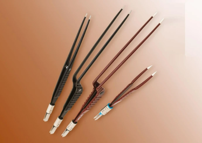 Fabrication de pinces bipolaires antiadhésives sous marque de distributeur et OEM avec branding personnalisé, pointes en alliage d'argent et production d'instruments médicaux de précision